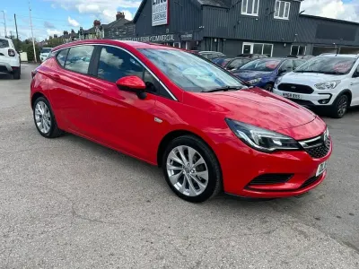 Used Vauxhall Astra Design Edition 100 HP (73 kW) 2016 Red Hatchback