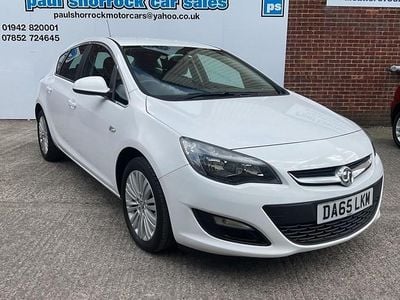 Used Vauxhall Astra Excite 100 HP (73 kW) 2015 White Hatchback