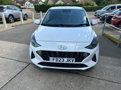 Used Hyundai i10 Premium 67 HP (49 kW) 2023 White Hatchback