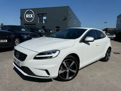 Begagnad Volvo V40 R-Design 122 HK (89 kW) 2019 Vit Halvkombi