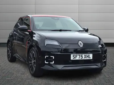 Usado Renault R5 Iconic 88 kW (120 HP) 2025 Additional special twotone metallic  diamond bla  Citadino