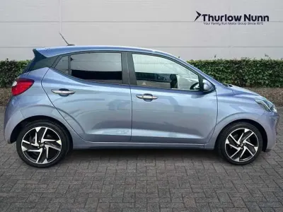 Used Hyundai i10 Premium 84 HP (61 kW) 2023 Meta blue/obsidian black Hatchback