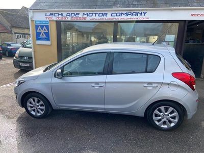 Begagnad Hyundai i20 Active 84 HK (61 kW) 2015 Silver Halvkombi