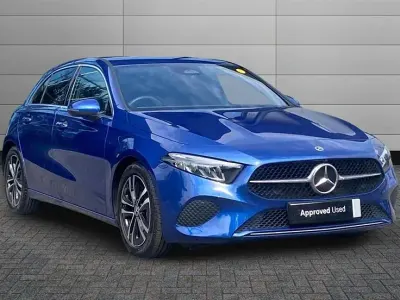 Begagnad Mercedes A200 Executive 163 HK (119 kW) 2024 Blå Halvkombi