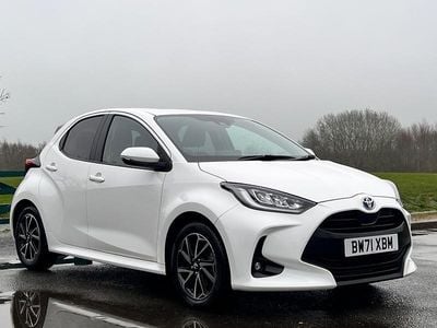 Used Toyota Yaris Hybrid Design 116 HP (85 kW) 2022 White Hatchback