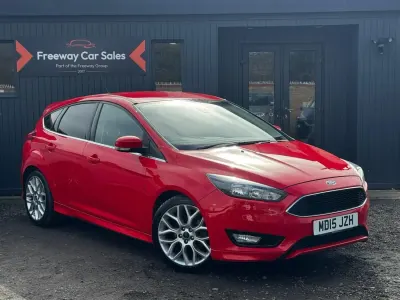 Używany Ford Focus Zetec 125 KM (91 kW) 2015 Czerwony Hatchback