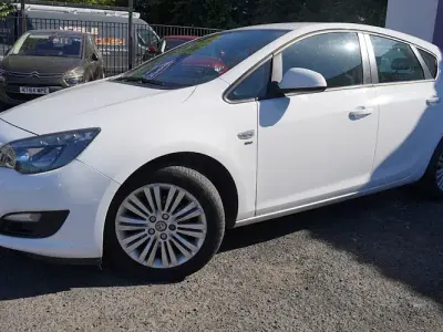 Usado Vauxhall Astra 110 HP (80 kW) 2013 Branco Citadino