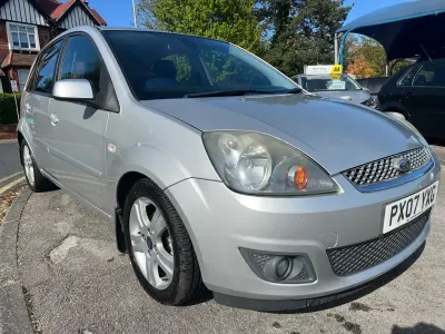 Usado Ford Fiesta Zetec 80 HP (58 kW) 2007 Prateado Citadino