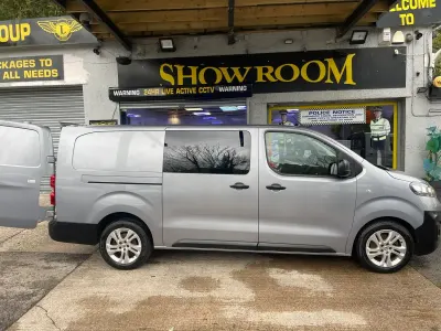 Używany Vauxhall Vivaro 145 KM (106 kW) 2021 Szary Minivan