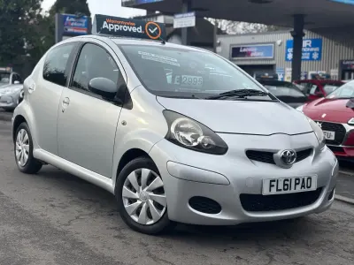 Gebraucht Toyota Aygo 68 PS (50 kW) 2011 Silber Kleinwagen