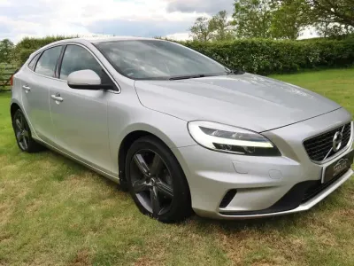 Usado Volvo V40 R-Design 2016 Plateado Utilitario