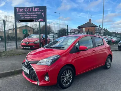Used Toyota Yaris 99 HP (72 kW) 2016 Red Hatchback
