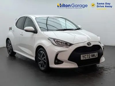 Second-hand Toyota Yaris Hybrid Design 2022 Alb Hatchback