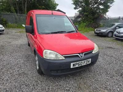Begagnad Vauxhall Combo 75 HK (55 kW) 2011 Röd Minibuss