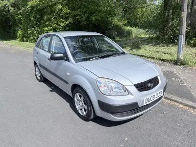 Usado Kia Rio 97 CV (71 kW) 2008 Plateado Utilitario