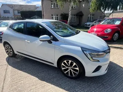 Used Renault Clio Iconic 90 HP (66 kW) 2021 White Hatchback