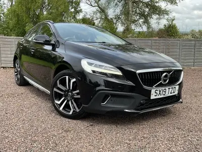 Used Volvo V40 152 HP (111 kW) 2019 Black Hatchback