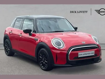 Begagnad Mini Cooper Classic 134 HK (98 kW) 2023 Röd Halvkombi