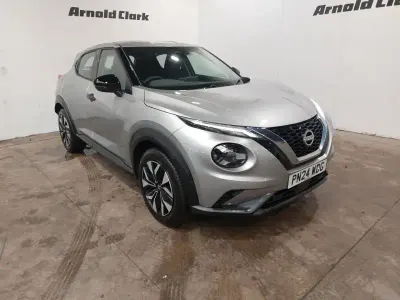 Usado Nissan Juke Acenta Premium 114 HP (83 kW) 2024 Prateado SUV