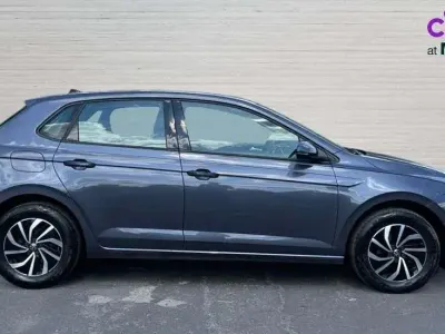 Begagnad VW Polo Life 95 HK (69 kW) 2023 Grå Halvkombi