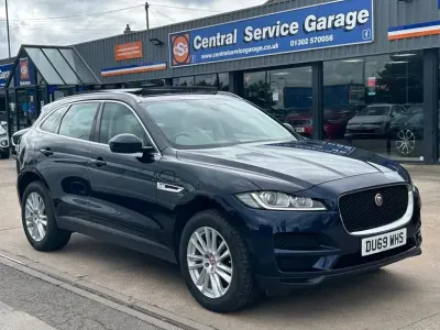Begagnad Jaguar F-Pace Portfolio 180 HK (132 kW) 2019 Blå SUV