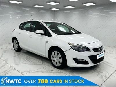 Used Vauxhall Astra 95 HP (69 kW) 2015 White Hatchback