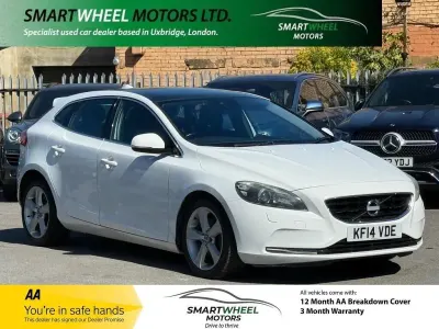 Begagnad Volvo V40 R-Design 2026 Vit Halvkombi