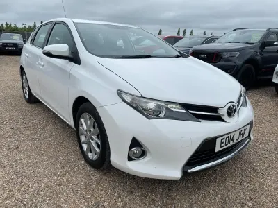 Used Toyota Auris Multidrive S 132 HP (97 kW) 2014 White Hatchback