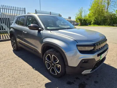 Begagnad Jeep Avenger Summit 114 kW (156 HK) 2025 Grå SUV