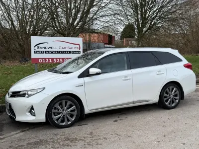 Używany Toyota Auris Hybrid 2014 Biały Kombi