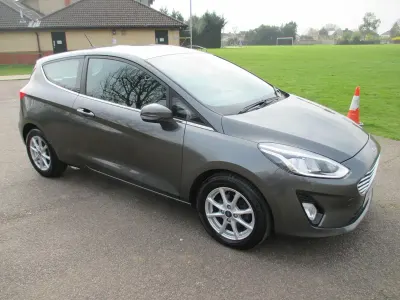 Käytetty Ford Fiesta Zetec 70 HP (51 kW) 2017 Harmaa Viistoperä
