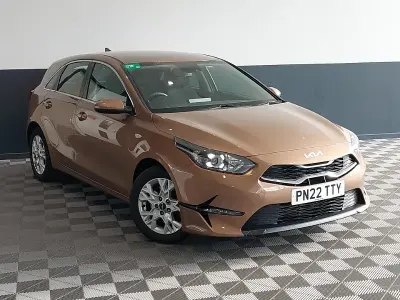 Używany Kia Ceed 118 KM (86 kW) 2022 Brązowy Hatchback