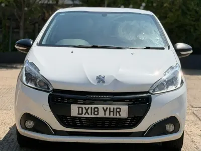 Used Peugeot 208 2018 White Hatchback