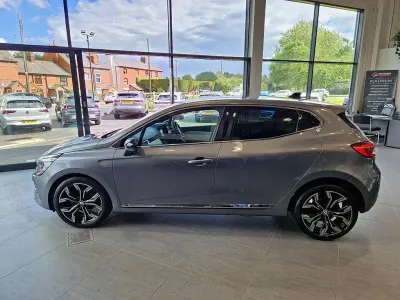 Usado Renault Clio V Techno 90 HP (66 kW) 2023 Cinzento Citadino