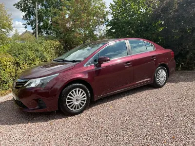 Used Toyota Avensis Active 124 HP (91 kW) 2014 Red Sedan