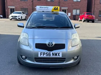 Begagnad Toyota Yaris 2006 Silver Halvkombi