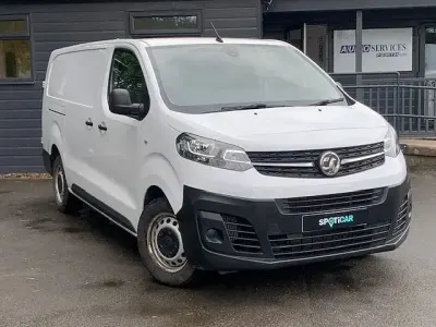 Usado Vauxhall Vivaro 100 HP (73 kW) 2023 Branco Monovolume