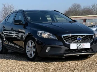Usado Volvo V40 SE 2015 Azul Utilitario