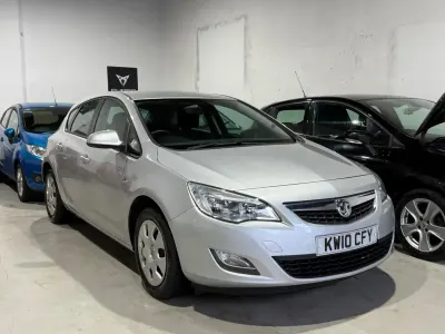 Begagnad Vauxhall Astra 2010 Silver Halvkombi