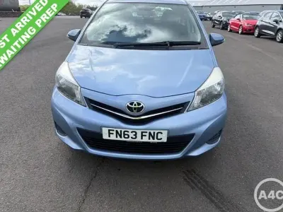 Begagnad Toyota Yaris 101 HK (74 kW) 2013 Blå Halvkombi