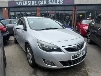 Usado Vauxhall Astra SRi 160 HP (117 kW) 2010 Prateado Citadino