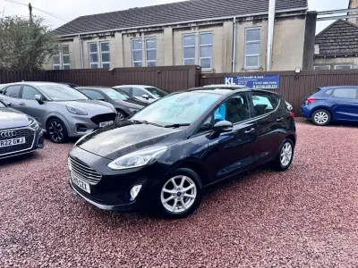 Usado Ford Fiesta Zetec 100 CV (73 kW) 2019 Negro Utilitario