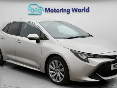 Usado Toyota Corolla Design 122 HP (89 kW) 2022 Prateado Citadino