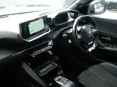 Käytetty Peugeot e-2008 GT 100 kW (136 HP) 2022 Katumaasturi