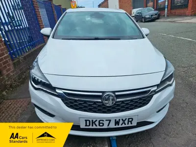 Used Vauxhall Astra SRi 2017 White Hatchback