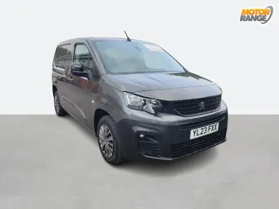 Begagnad Peugeot Partner Premium 100 HK (73 kW) 2023 Grå Minibuss