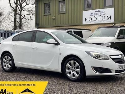 Used Vauxhall Insignia SRi 140 HP (102 kW) 2015 White Hatchback