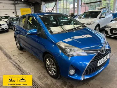 Used Toyota Yaris 99 HP (72 kW) 2015 Blue Hatchback