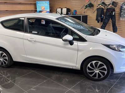 Used Ford Ka Zetec 69 HP (50 kW) 2014 White Hatchback