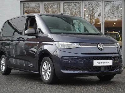 Begagnad VW Multivan Life 150 HK (110 kW) 2025 Blå Minibuss